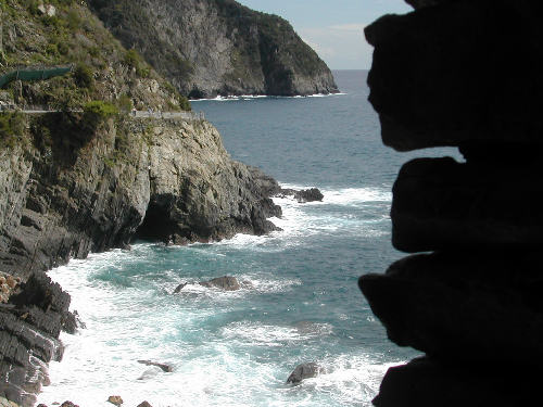 Un piccolo angolo tra roccia e mare