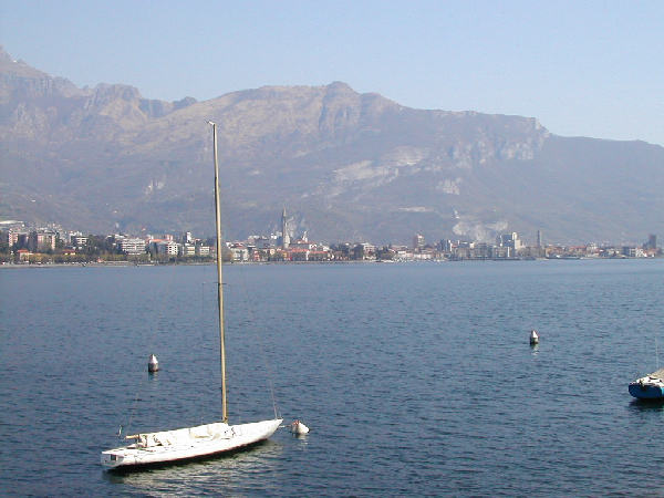 La citta di Lecco sullo sfondo, con le montagne e il lago che la circondano