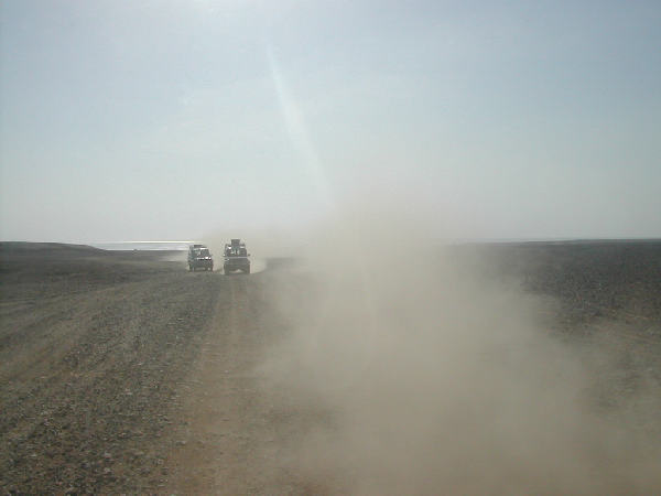 ecco durente una gita con le jeep nel deserto, tra allegria, sole e polvere